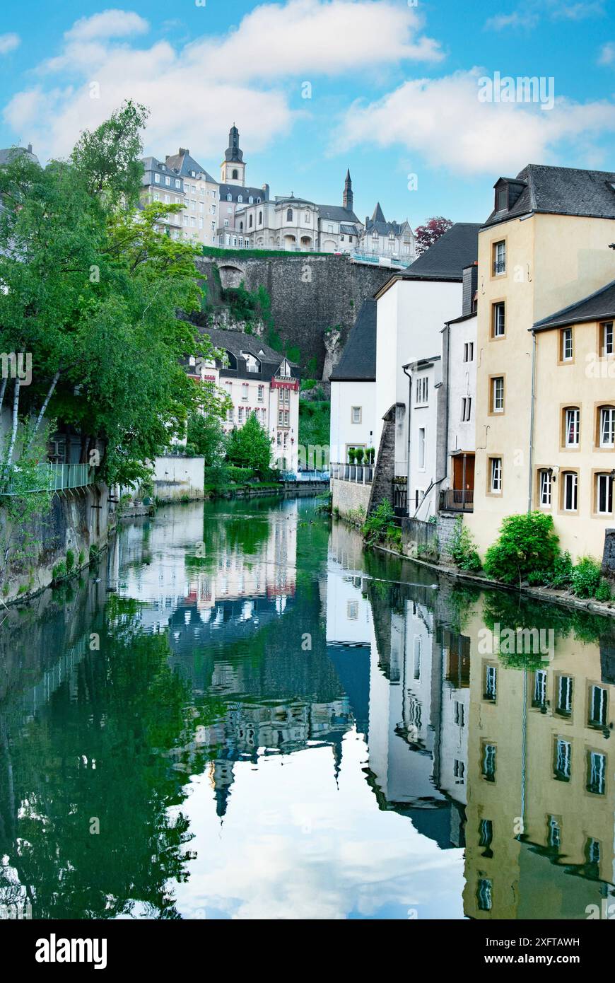 Centre du Luxembourg centre-ville Gronn avec rivière Alzette heure d'été Banque D'Images