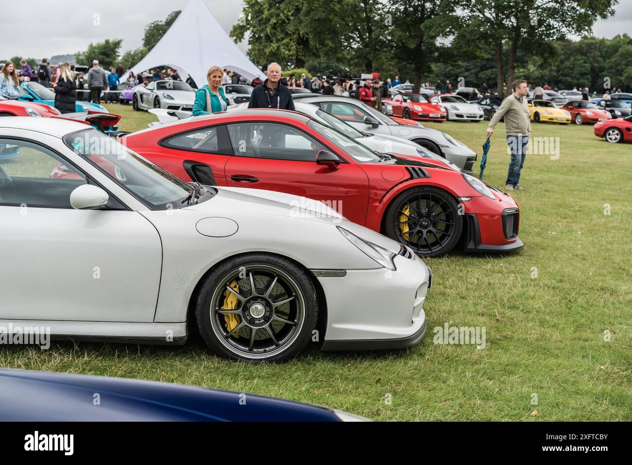 Tarporley, Cheshire, Angleterre, 29 juin 2024. Vue latérale d'une Porsche 911 GT2 blanche. Banque D'Images