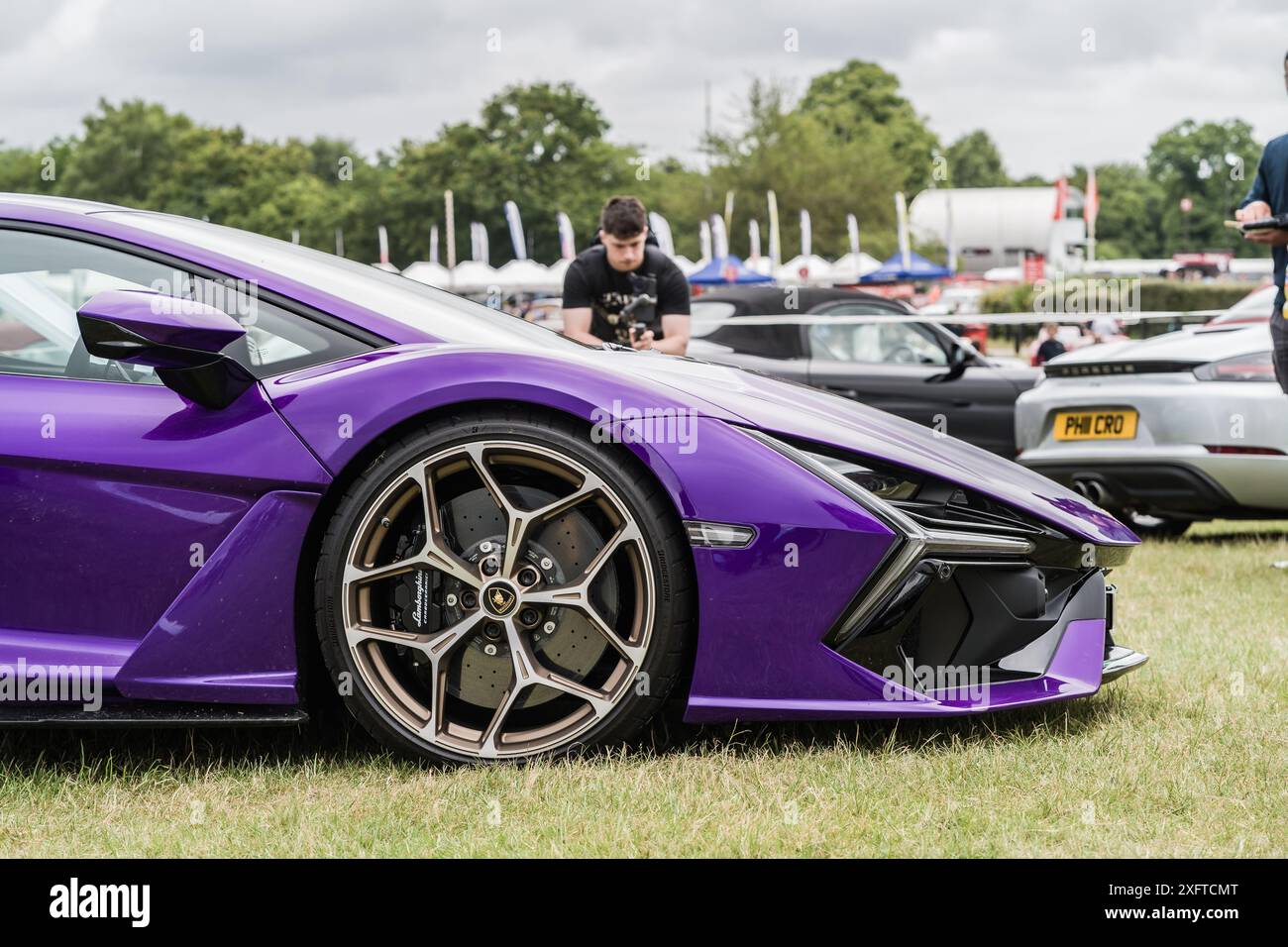 Tarporley, Cheshire, Angleterre, 29 juin 2024. Vue latérale rapprochée d'une jante en alliage Lamborghini Revuelto violette. Banque D'Images