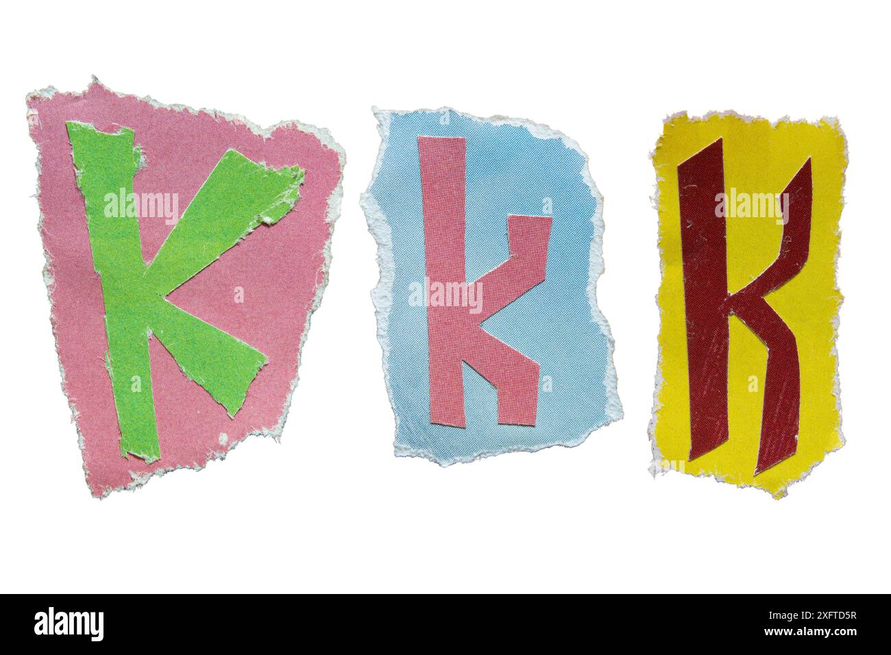 Alphabet K déchiré d'un papier magazine sur fond blanc avec chemin de détourage. Lettres de style note de rançon. Banque D'Images