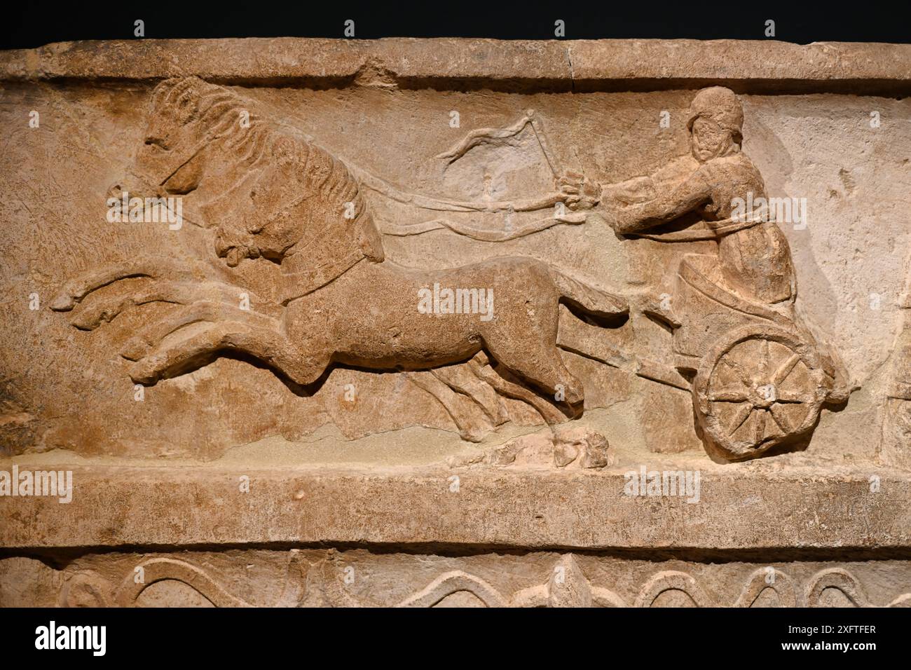 Bas-relief romain de Charioteer ou chariot Race, c2nd calcaire, trouvé Rhône Saint Paul en France. Lugdunum Musée et Théâtres romains Lyon France Banque D'Images