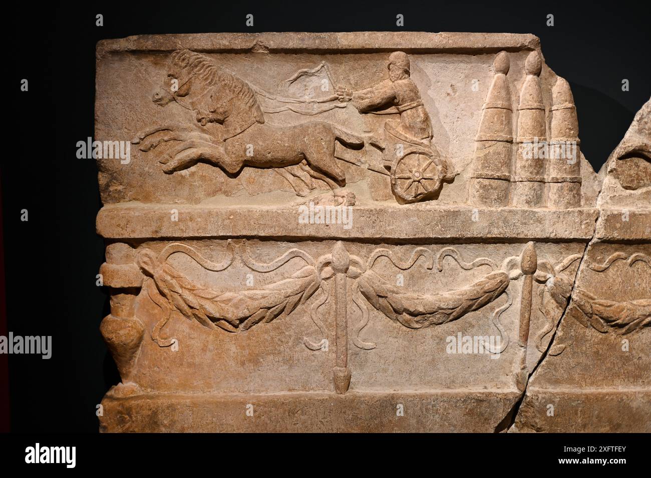 Bas-relief romain de Charioteer ou chariot Race, c2nd calcaire, trouvé Rhône Saint Paul en France. Lugdunum Musée et Théâtres romains Lyon France Banque D'Images