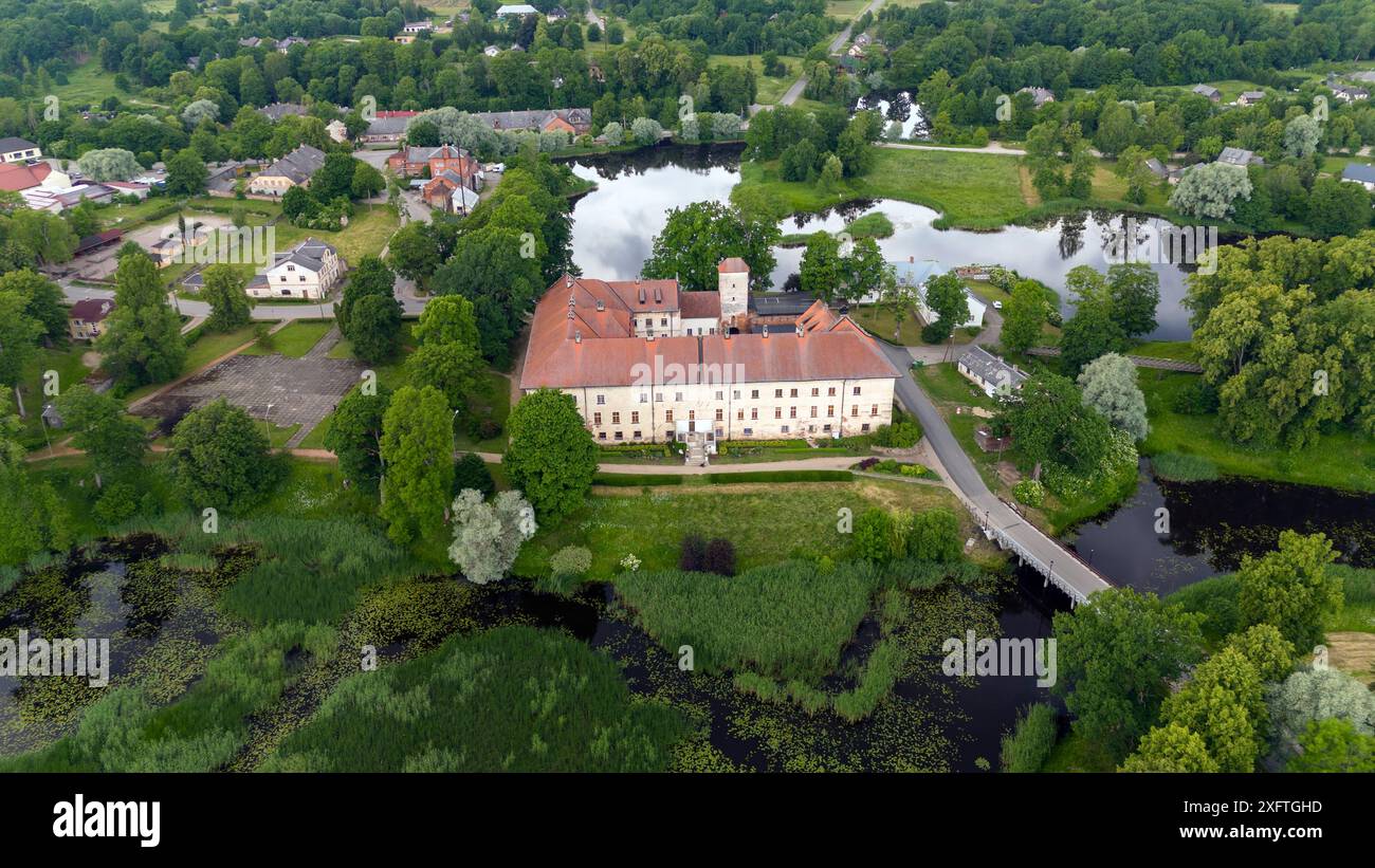 Vue aérienne sur la ville de Dundaga, Lettonie. Château médiéval de Dundaga avec parc et lac. Vieille église luthérienne et paysage urbain du panorama de la ville de Dundaga. LAN Banque D'Images