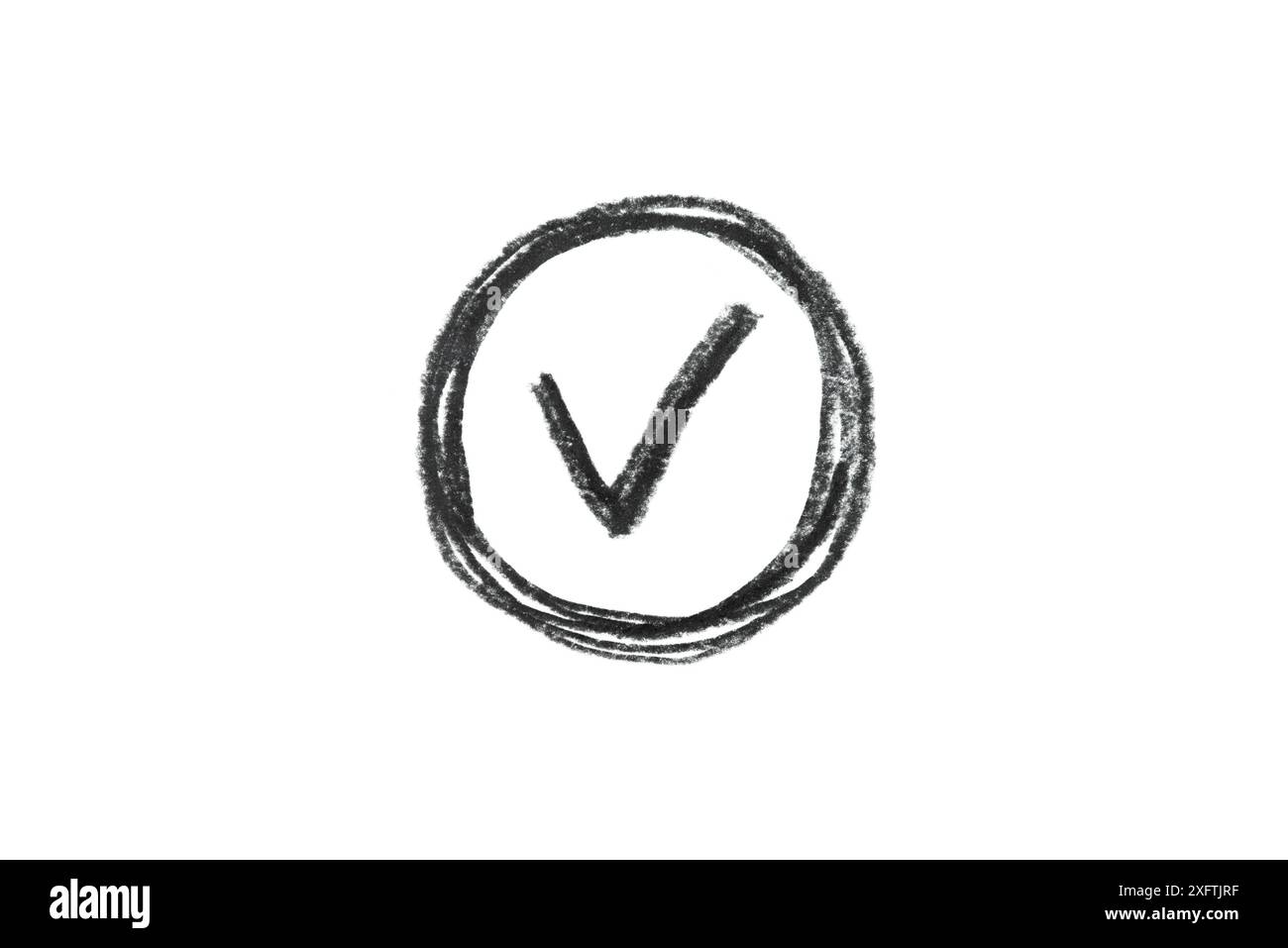 Croquis au crayon noir d'un symbole de coche sur fond blanc. Banque D'Images