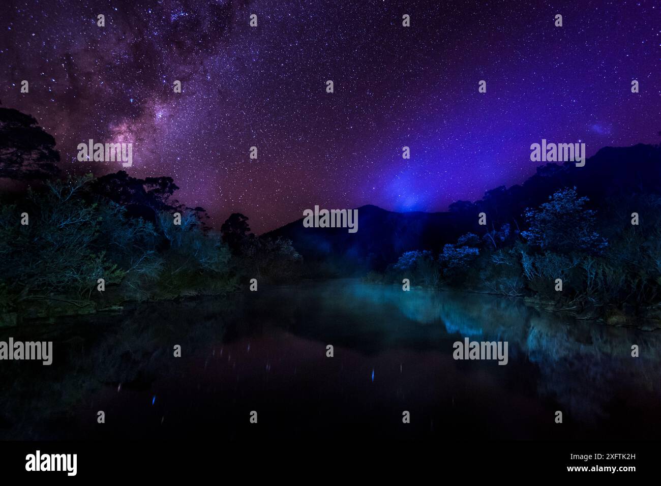 Le brouillard nocturne hivernal s'élève au-dessus d'une section à mouvement lent de la rivière Mitta Mitta, habitat de Platypus (Ornithorhynchus anatinus). Dartmouth, Victoria, Australie. Mai 2018. Banque D'Images