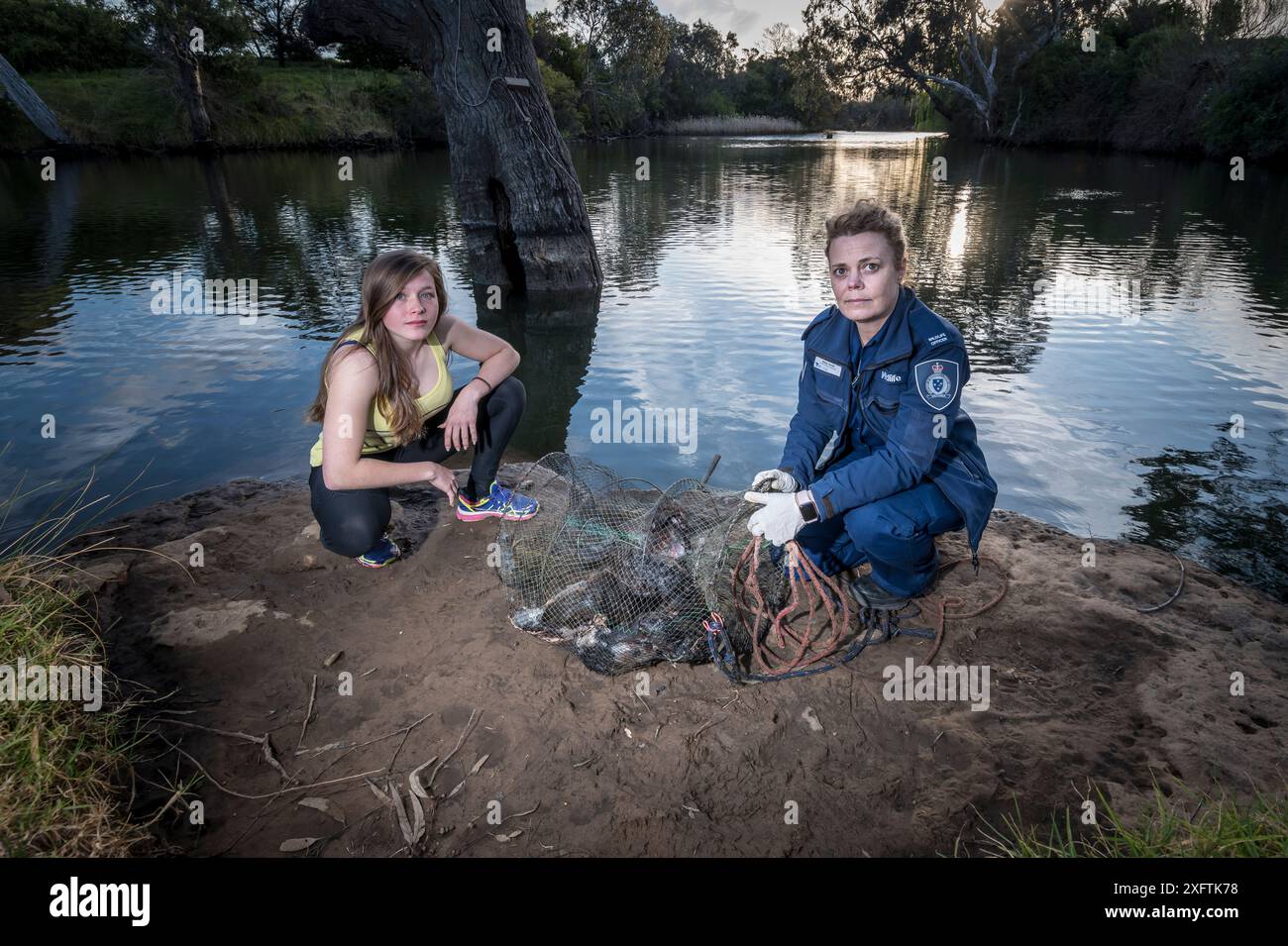 Officier de la faune devant un filet d'Opéra utilisé illégalement avec sept ornithorhynchus anatinus morts qui se sont noyés à l'intérieur. Werribee River, Victoria, Australie. Septembre 2018. Autorisation du modèle. Banque D'Images