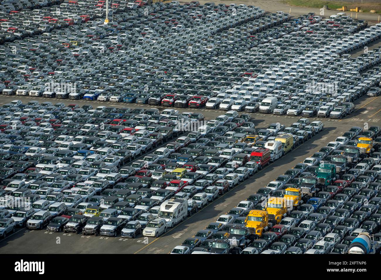 Vue aérienne de dessus de voitures neuves alignées dans un port au Panama prêt pour l'exportation, Amérique centrale - photo stock Banque D'Images