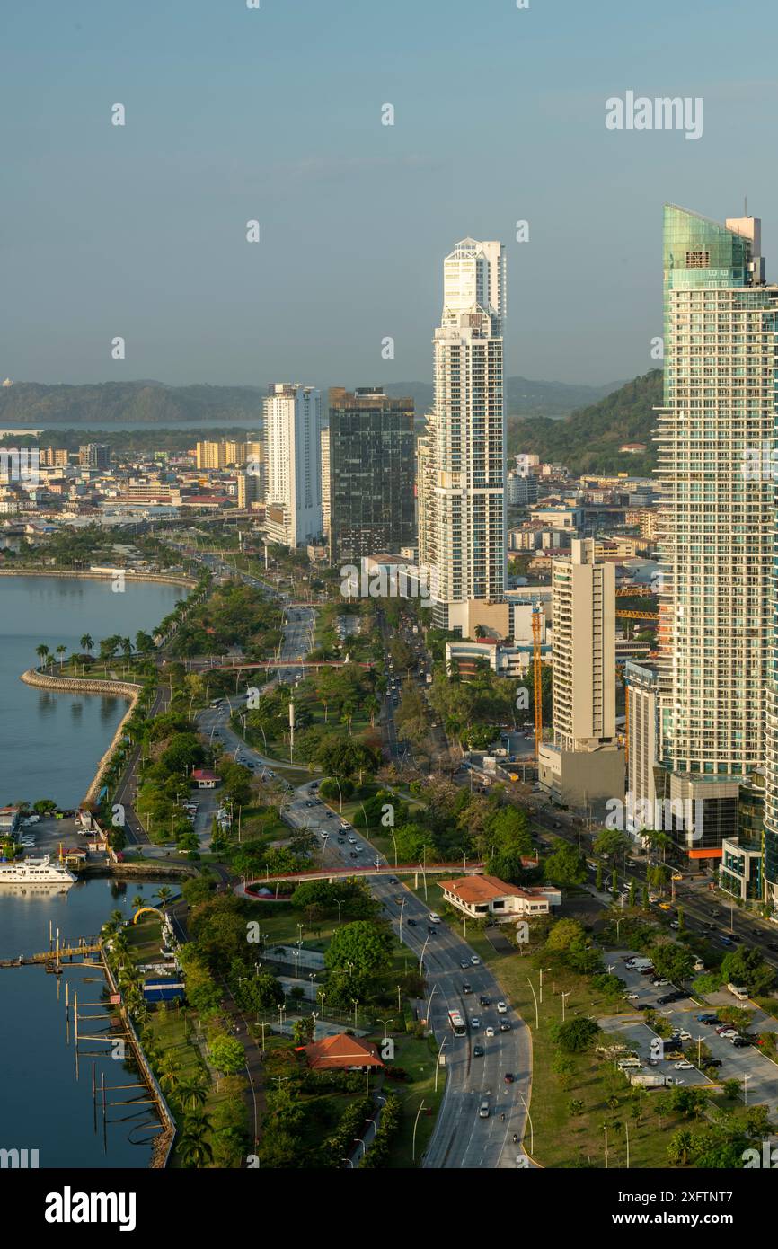 Vue en haut angle de Panama City gratte-ciel tôt le matin - Panama City, Amérique centrale - photo stock Banque D'Images