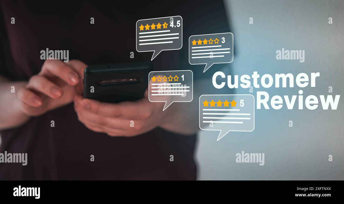Concept d'avis de satisfaction client. Expérience de service de notation de femme sur l'application mobile. Évaluation de la réputation de l'entreprise. Banque D'Images