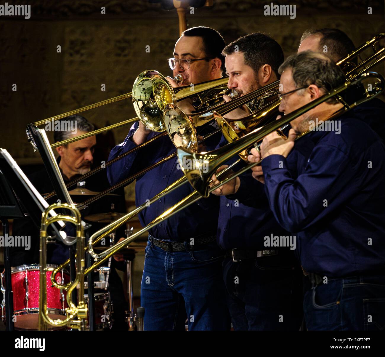 Brass band joueurs du collectif Accidental Brass, un groupe de musiciens basé à Cheltenham, Gloucestershire Banque D'Images