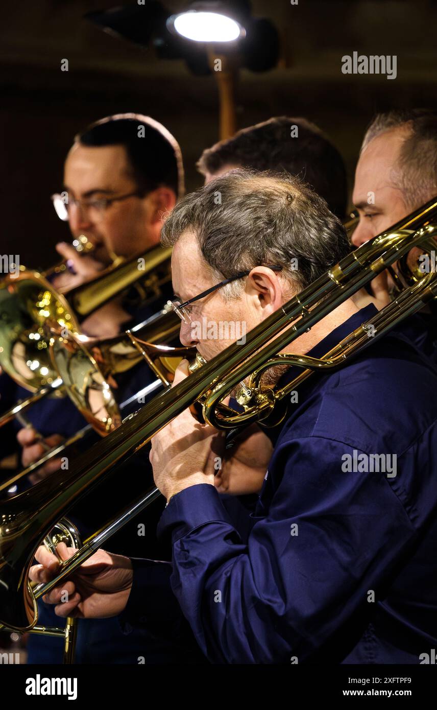Brass band joueurs du collectif Accidental Brass, un groupe de musiciens basé à Cheltenham, Gloucestershire Banque D'Images
