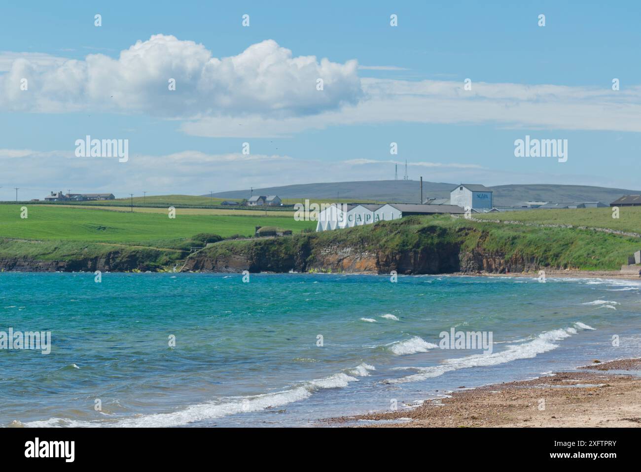 Scapa Bay et distillerie de whisky, Kirkwall, Orcades Banque D'Images