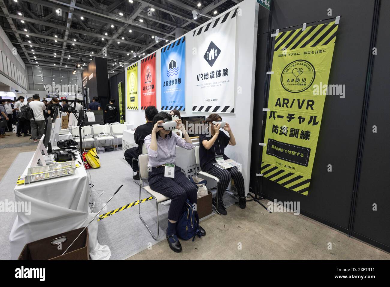 Tokyo, Japon. 04 juillet 2024. Les visiteurs de la foire XR Tokyo VR/AR/MR expérimentent une simulation de catastrophe naturelle AR/VR. XR Fair Tokyo VR/AR/MR est la plus grande exposition avec les derniers produits et solutions de services aux entreprises au Japon. Crédit : SOPA images Limited/Alamy Live News Banque D'Images