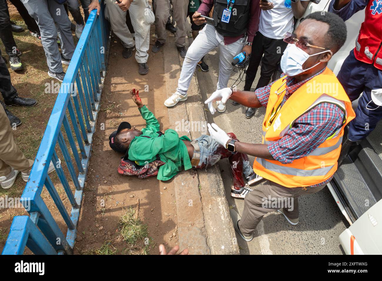 Nairobi, Kenya - 2 juillet 2024. Un manifestant attend une assistance médicale après avoir été abattu par la police lors de manifestations à Nairobi. Banque D'Images