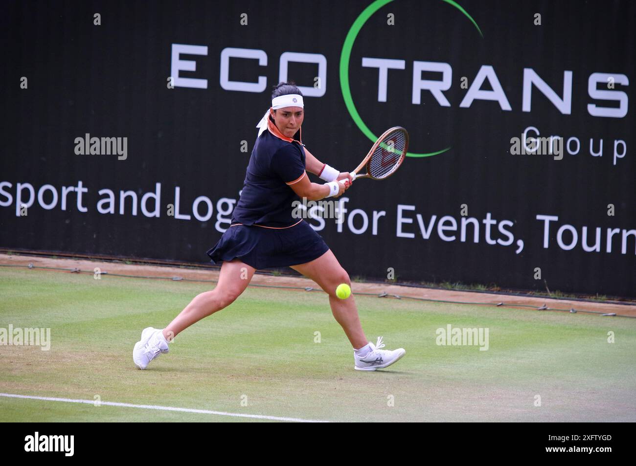 Berlin, Allemagne - 19 juin 2024 : la tunisienne ons Jabeur en action lors de son match d'Open d'Allemagne pour dames de WTA 500 ecoTRANS contre la chinoise Xinyu WANG au Rot Weiss Tennis Club à Berlin, en Allemagne Banque D'Images