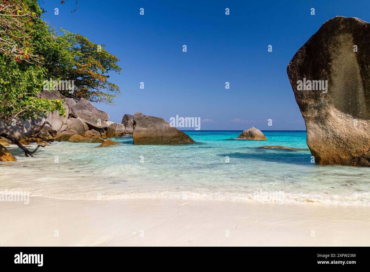 La formation rocheuse impressionnante dans le parc national des îles Similan, dans le sud de la Thaïlande, met en valeur la beauté naturelle et géologique de ce parc marin renommé Banque D'Images
