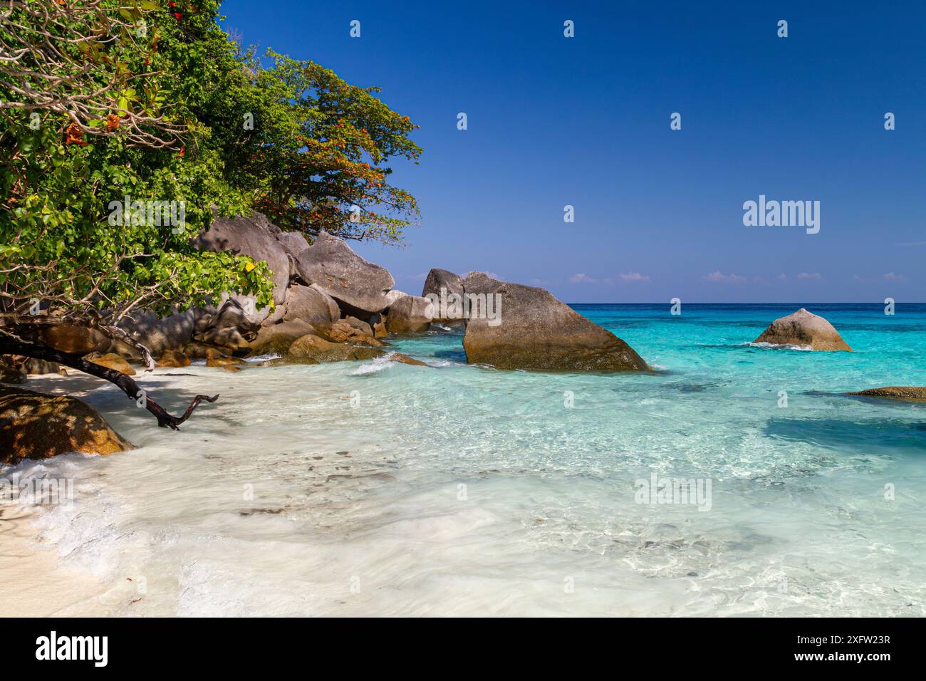 L'étonnante formation rocheuse dans le parc national des îles Similan, dans le sud de la Thaïlande, met en valeur la beauté naturelle et les géologues de ce parc marin renommé Banque D'Images