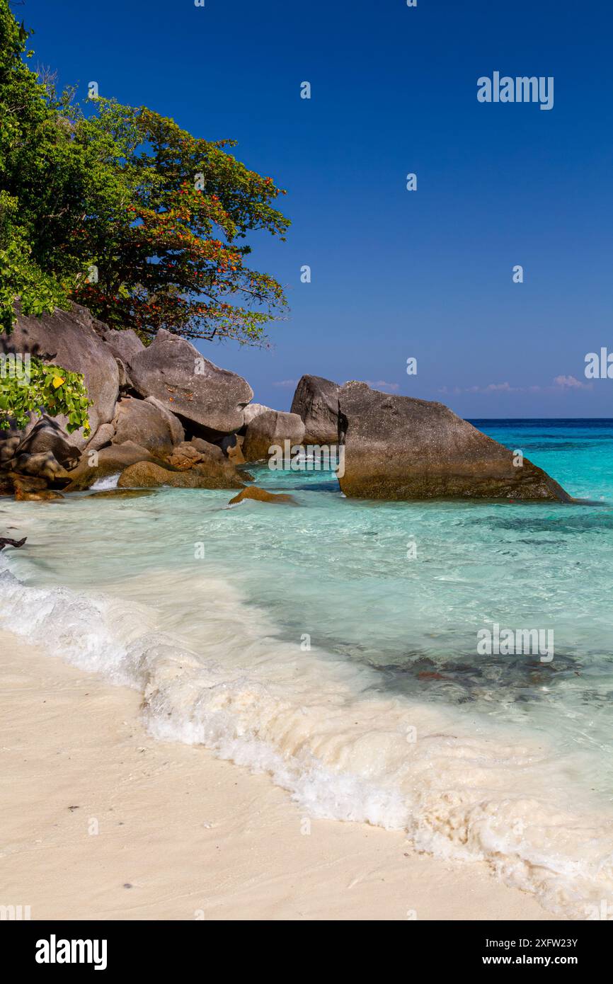 La formation rocheuse spectaculaire dans le parc national des îles Similan, dans le sud de la Thaïlande, met en valeur la beauté naturelle et les géologues de ce parc marin renommé Banque D'Images