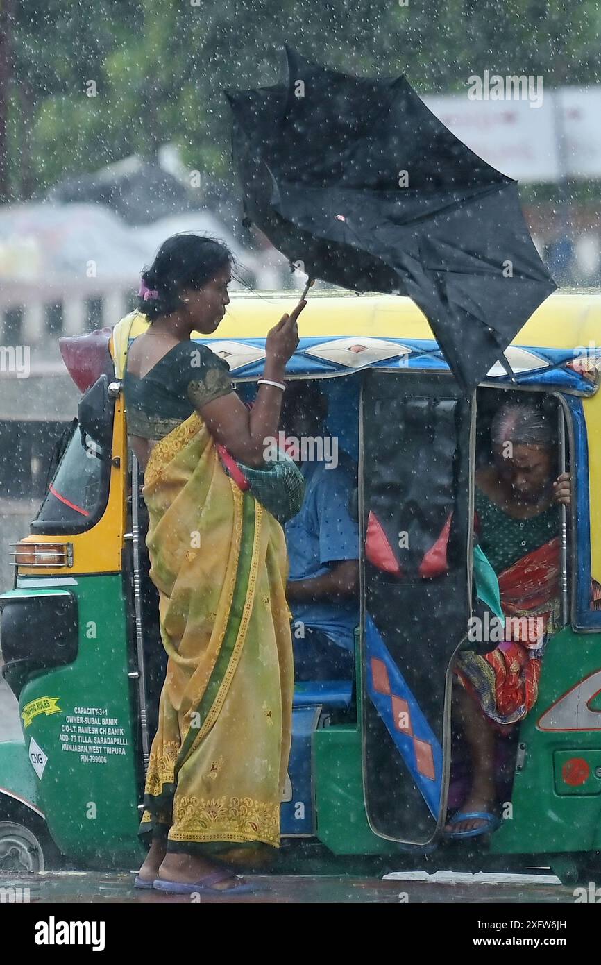 Les passagers du train viennent à la gare d'Agartala pour prendre les trains inter-états reprogrammés sous de fortes pluies pendant le cyclone Remal à Agartala. Tripura, Inde. Banque D'Images