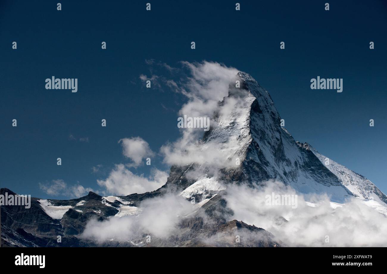 Nuages de voile se développant derrière le côté lee du Cervin dans l'après-midi, Zermatt, Suisse, septembre Banque D'Images Nuages de voile se développant derrière le côté lee du Cervin dans l'après-midi, Zermatt, Suisse, septembre Banque D'Images
