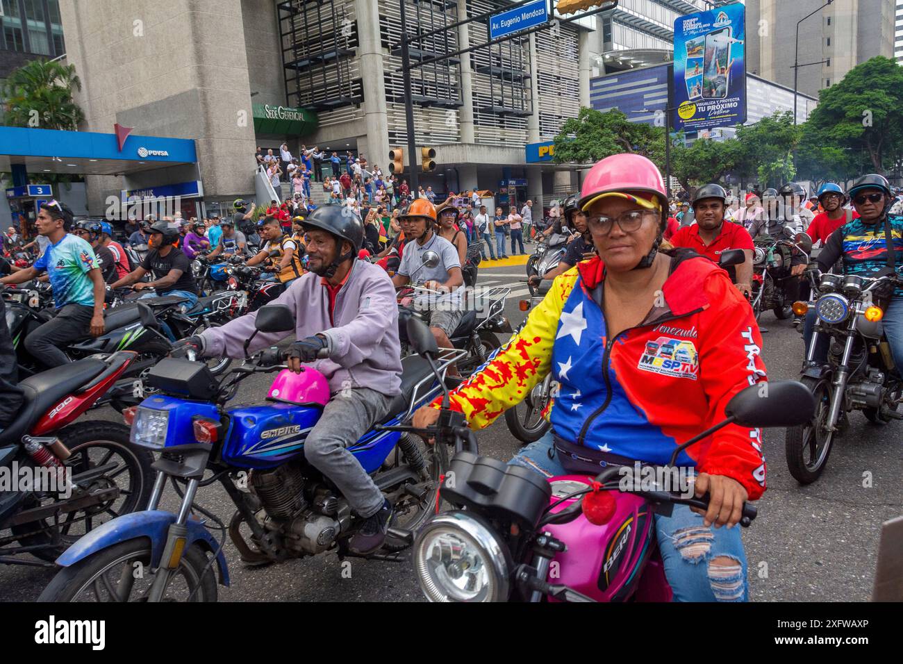 Les partisans du gouvernement de Nicolas Maduro passent à moto au même endroit où les partisans de l'opposition attendent leurs candidats. Campagne fo Banque D'Images