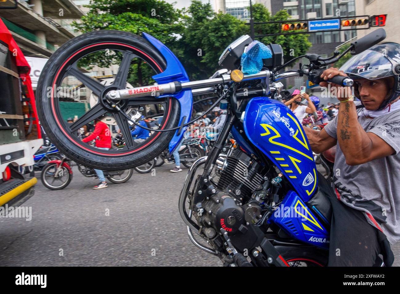 Les partisans du gouvernement de Nicolas Maduro passent à moto au même endroit où les partisans de l'opposition attendent leurs candidats. Campagne fo Banque D'Images