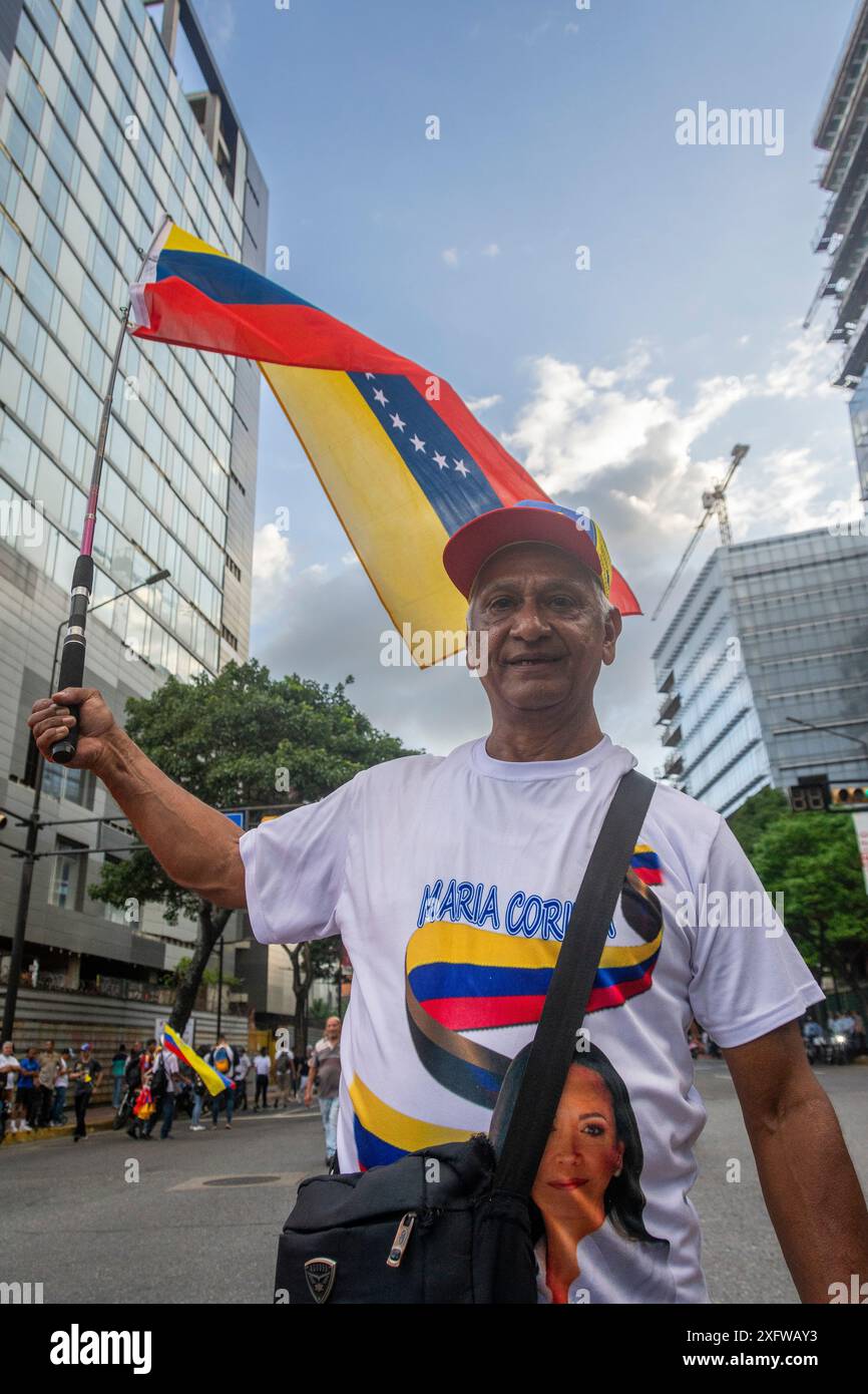 Les partisans de l'opposition et le candidat Edmundo Gonzalez, soutenu par Maria Corina Machado, attendent le rassemblement avec les candidats à Caracas. Env Banque D'Images