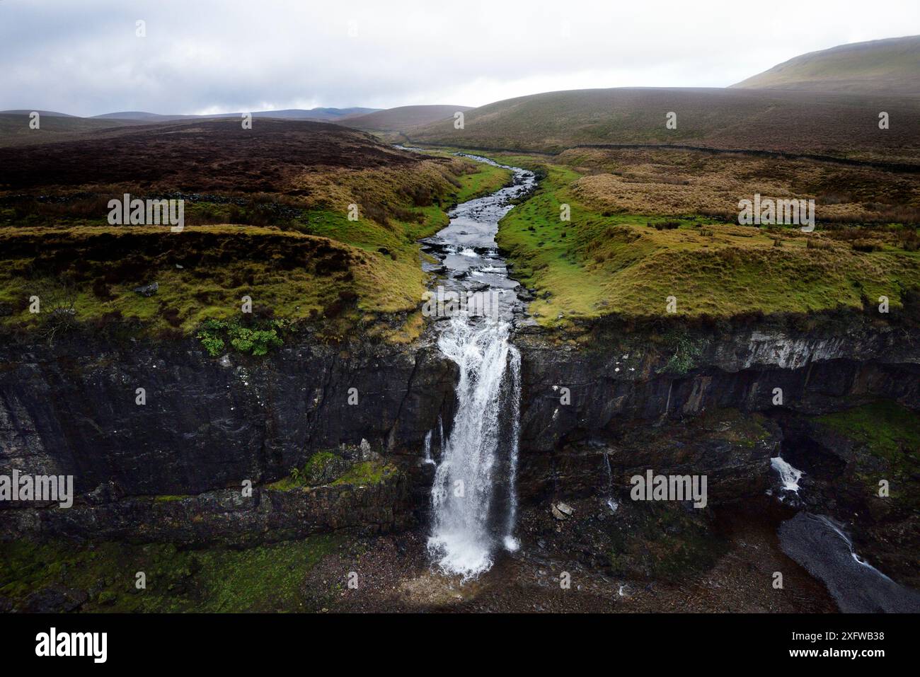 Hull pot, Horton in Ribblesdale, Yorkshire, Angleterre, Royaume-Uni, janvier 2017. Hull pot est une grotte effondrée dans le calcaire de l'âge Carbonifère. Dans des conditions humides, un ruisseau se jette dans le pot et continue son voyage dans un système de grottes souterraines. Banque D'Images Hull pot, Horton in Ribblesdale, Yorkshire, Angleterre, Royaume-Uni, janvier 2017. Hull pot est une grotte effondrée dans le calcaire de l'âge Carbonifère. Dans des conditions humides, un ruisseau se jette dans le pot et continue son voyage dans un système de grottes souterraines. Banque D'Images