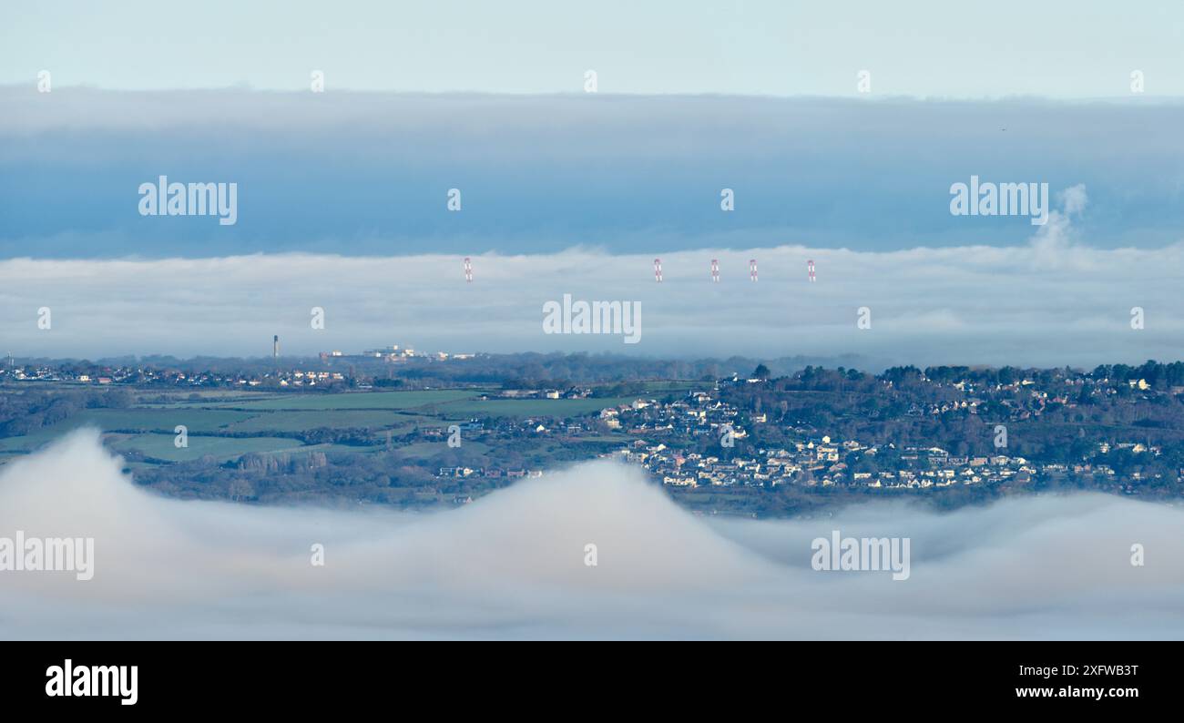 Nuages Kelvin-Helmholz se formant au-dessus de la partie orientale de la rivière Dee et de la péninsule de Wirral, décembre. Ces nuages de forme d'onde sont causés par le cisaillement entre l'air au-dessus se déplaçant à une vitesse différente de celle au-dessous des nuages. Les grues des quais de Liverpool sont visibles en arrière-plan. Banque D'Images Nuages Kelvin-Helmholz se formant au-dessus de la partie orientale de la rivière Dee et de la péninsule de Wirral, décembre. Ces nuages de forme d'onde sont causés par le cisaillement entre l'air au-dessus se déplaçant à une vitesse différente de celle au-dessous des nuages. Les grues des quais de Liverpool sont visibles en arrière-plan. Banque D'Images