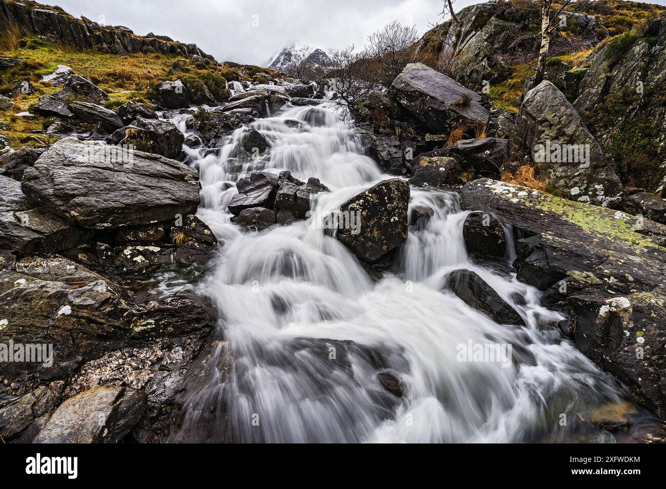 Idwal Falls sur le chemin de Idwal Cottage, Llyn Ogwen à Llyn Idwall, sommet de y Garn en arrière-plan. Parc national de Snowdonia, pays de Galles du Nord, Royaume-Uni. Février 2017. Banque D'Images