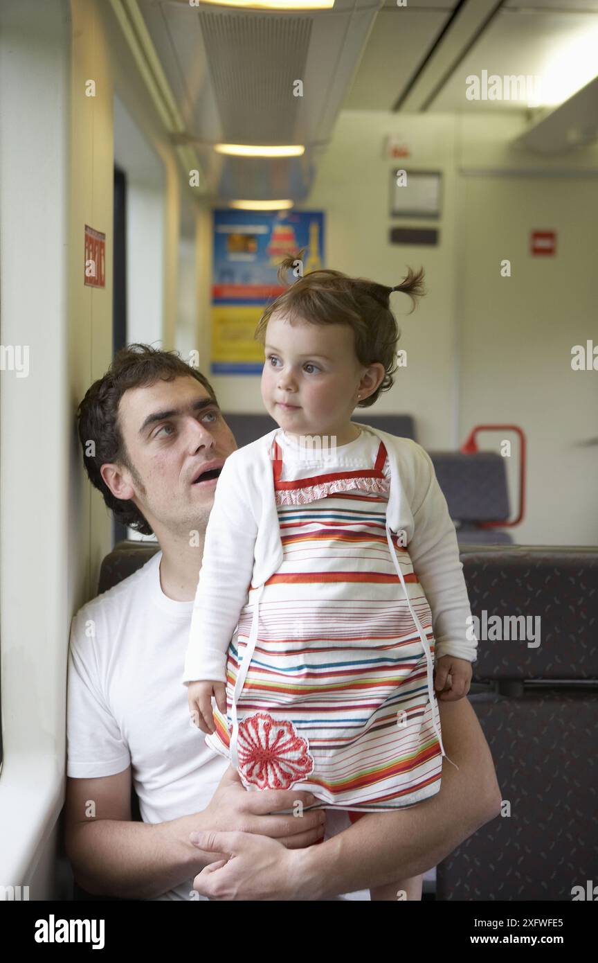 Père (35 ans) et sa fille (2 ans) voyageant en tramway. Banque D'Images