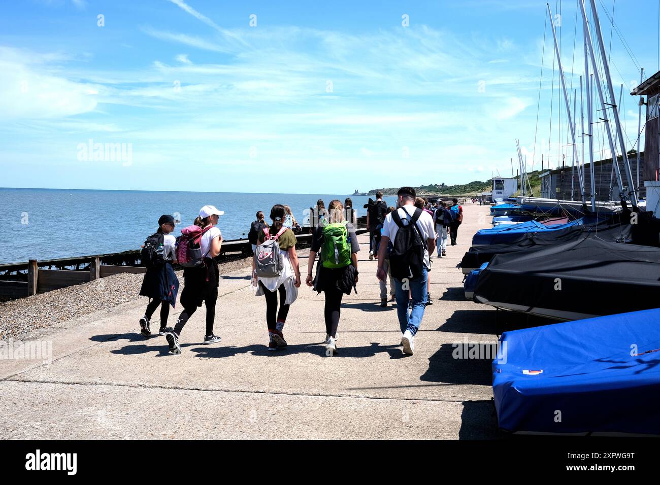 touristes étrangers marchant dans la ville balnéaire de herne bay, thanet, est kent, royaume-uni juillet 2024 Banque D'Images