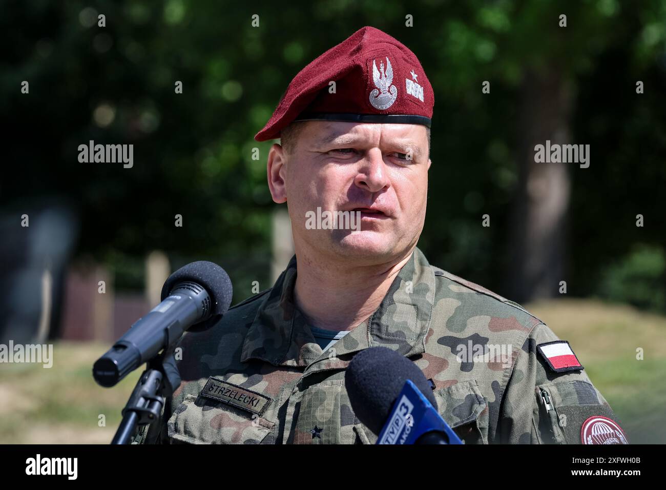 Le commandant de la 6e brigade aéroportée Michal Strzelecki prend la parole lors de la cérémonie de lancement du groupement tactique de l'UE dans le 6e bataillon logistique à Cracovie. Le devoir dans le groupement tactique de l'UE est une réponse à la sécurité géopolitique, le groupe consent des forces spéciales en attente prêtes pour des missions humanitaires et de maintien de la paix. La brigade aéroportée polonaise 6 forme le noyau principal du groupe. Crédit : Dominika Zarzycka/Alamy Live News Banque D'Images