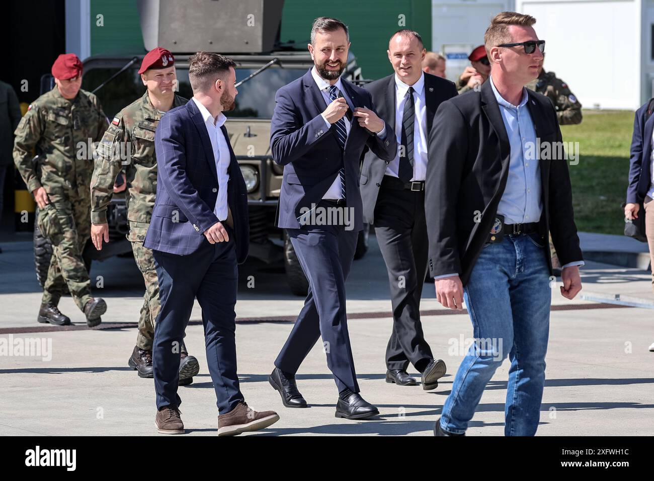 Le ministre de la Défense nationale et vice-premier ministre, Wladyslaw Kosiniak-Kamysz (au milieu), assiste à la cérémonie d'ouverture de la mission du groupement tactique de l'UE dans le 6e bataillon logistique à Cracovie. Le devoir dans le groupement tactique de l'UE est une réponse à la sécurité géopolitique, le groupe se compose de forces spéciales en attente prêtes pour des missions humanitaires et de maintien de la paix. La brigade aéroportée polonaise 6 forme le noyau principal du groupe. Crédit : Dominika Zarzycka/Alamy Live News Banque D'Images