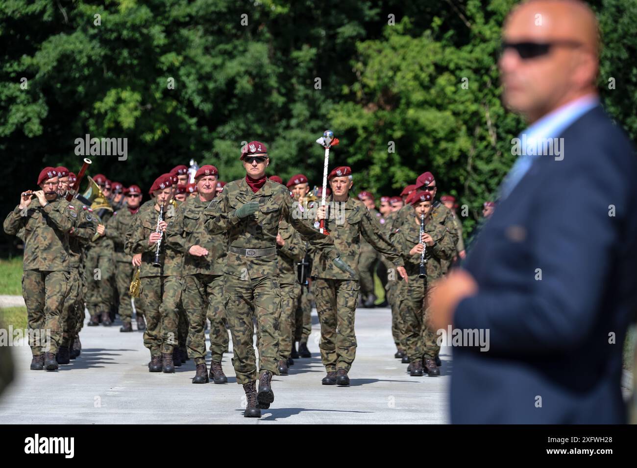 Les militaires marchent des agents de sécurité les regardent pendant la cérémonie de lancement du groupement tactique de l'UE dans le 6e bataillon logistique à Cracovie. Le devoir dans le groupement tactique de l'UE est une réponse à la sécurité géopolitique, le groupe se compose de forces spéciales en attente prêtes pour des missions humanitaires et de maintien de la paix. La brigade aéroportée polonaise 6 forme le noyau principal du groupe. Crédit : Dominika Zarzycka/Alamy Live News Banque D'Images