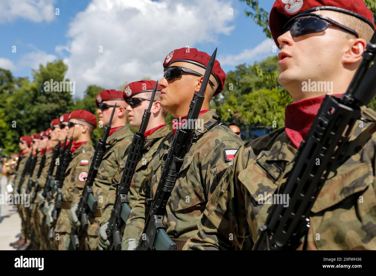 Des militaires armés chantent lors de la cérémonie d'ouverture du groupement tactique de l'UE dans le 6e bataillon logistique à Cracovie. Le devoir dans le groupement tactique de l'UE est une réponse à la sécurité géopolitique, le groupe se compose de forces spéciales en attente prêtes pour des missions humanitaires et de maintien de la paix. La brigade aéroportée polonaise 6 forme le noyau principal du groupe. Crédit : Dominika Zarzycka/Alamy Live News Banque D'Images