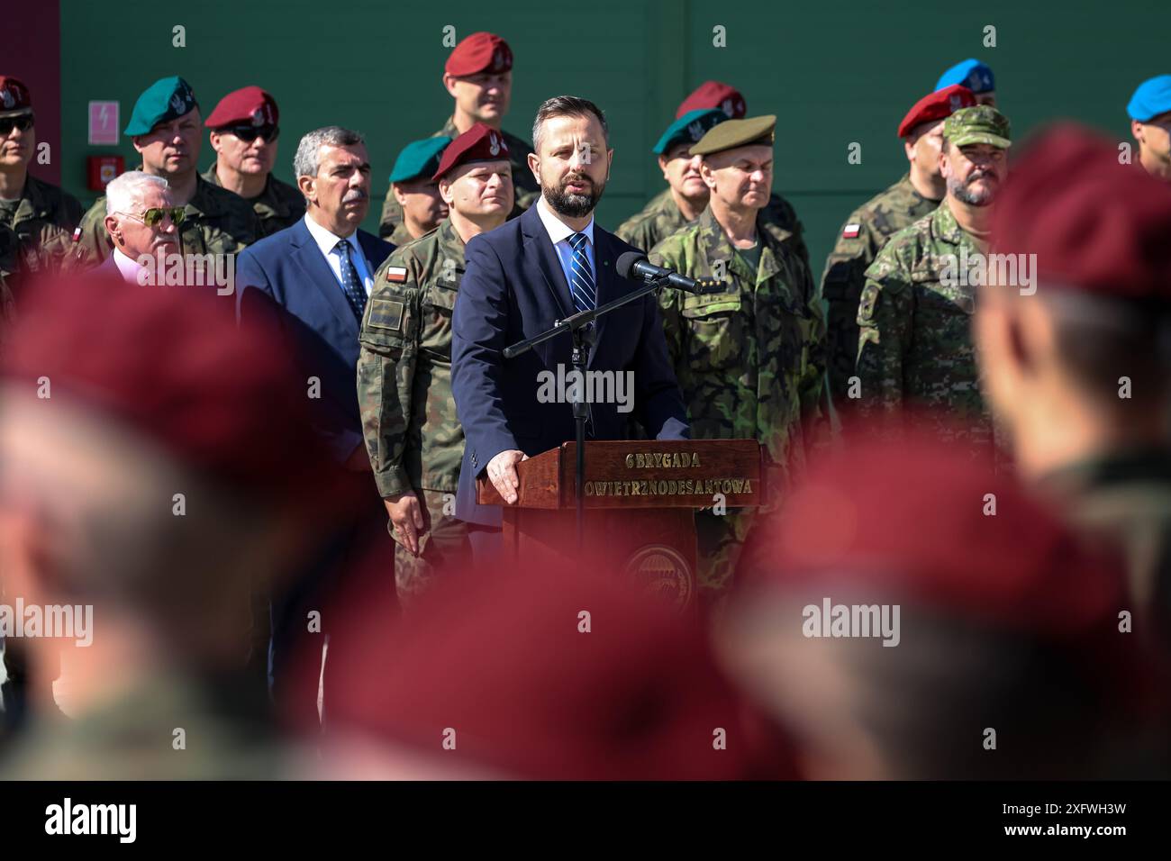 Le ministre de la Défense nationale et vice-premier ministre, Wladyslaw Kosiniak-Kamysz, prend la parole lors de la cérémonie d'ouverture de la mission du groupement tactique de l'UE dans le 6e bataillon logistique à Cracovie. Le devoir dans le groupement tactique de l'UE est une réponse à la sécurité géopolitique, le groupe se compose de forces spéciales en attente prêtes pour des missions humanitaires et de maintien de la paix. La brigade aéroportée polonaise 6 forme le noyau principal du groupe. Crédit : Dominika Zarzycka/Alamy Live News Banque D'Images