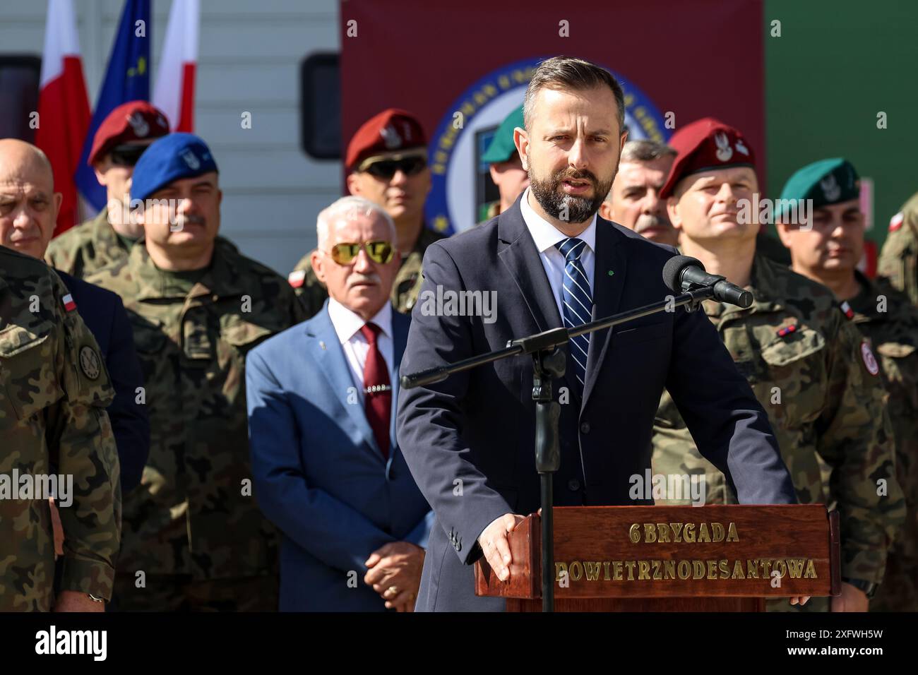 Le ministre de la Défense nationale et vice-premier ministre, Wladyslaw Kosiniak-Kamysz, prend la parole lors de la cérémonie d'ouverture de la mission du groupement tactique de l'UE dans le 6e bataillon logistique à Cracovie. Le devoir dans le groupement tactique de l'UE est une réponse à la sécurité géopolitique, le groupe se compose de forces spéciales en attente prêtes pour des missions humanitaires et de maintien de la paix. La brigade aéroportée polonaise 6 forme le noyau principal du groupe. Crédit : Dominika Zarzycka/Alamy Live News Banque D'Images