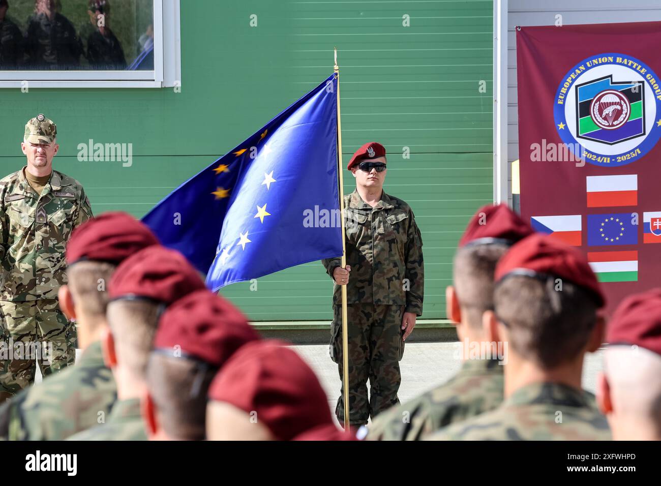 Servicemen tient le drapeau de l'Union européenne lors de la cérémonie de lancement du groupement tactique de l'UE dans le 6e bataillon logistique à Cracovie. Le devoir dans le groupement tactique de l'UE est une réponse à la sécurité géopolitique, le groupe consent des forces spéciales en attente prêtes pour des missions humanitaires et de maintien de la paix. La brigade aéroportée polonaise 6 forme le noyau principal du groupe. Crédit : Dominika Zarzycka/Alamy Live News Banque D'Images
