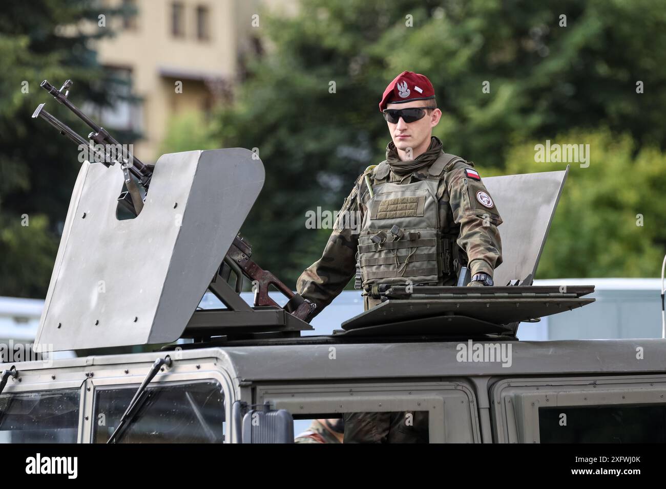Un militaire se tient dans un véhicule blindé pendant la cérémonie de lancement du groupement tactique de l'UE dans le 6e bataillon logistique à Cracovie. Le devoir dans le groupement tactique de l'UE est une réponse à la sécurité géopolitique, le groupe consent des forces spéciales en attente prêtes pour des missions humanitaires et de maintien de la paix. La brigade aéroportée polonaise 6 forme le noyau principal du groupe. Crédit : Dominika Zarzycka/Alamy Live News Banque D'Images