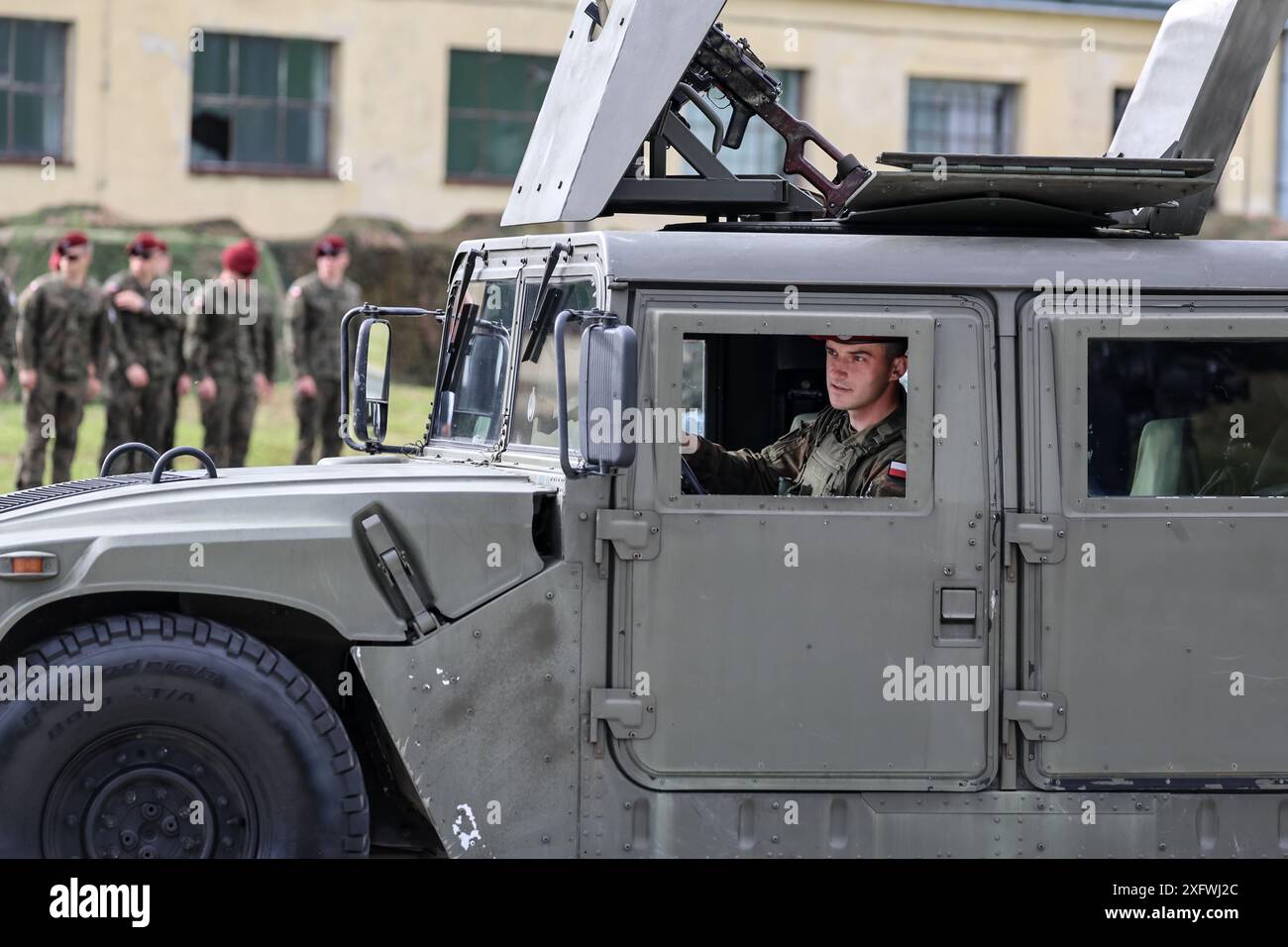 Des militaires assistent à la cérémonie d'ouverture de la mission du groupement tactique de l'UE dans le 6e bataillon logistique à Cracovie. Le devoir dans le groupement tactique de l'UE est une réponse à la sécurité géopolitique, le groupe consent des forces spéciales en attente prêtes pour des missions humanitaires et de maintien de la paix. La brigade aéroportée polonaise 6 forme le noyau principal du groupe. Crédit : Dominika Zarzycka/Alamy Live News Banque D'Images