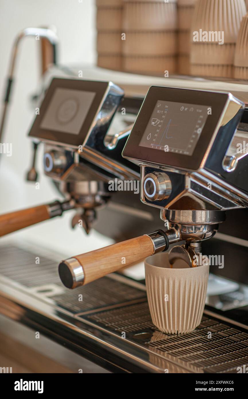 Machine à café moderne dans un café. Style minimaliste. Banque D'Images