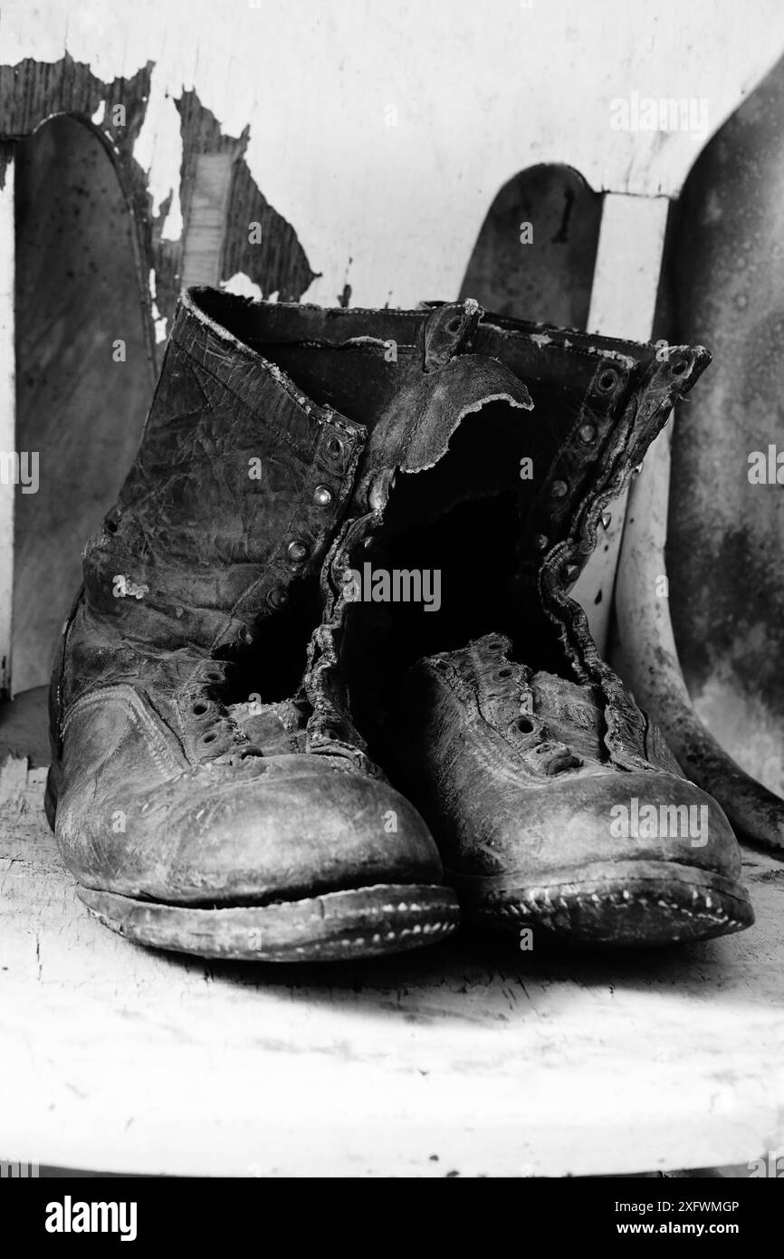 Bottes en vieux cuir (N&B) Banque D'Images