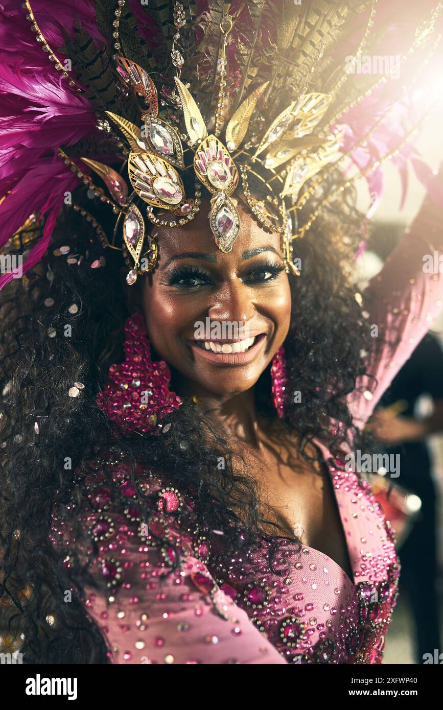 Femme, performance et danseuse avec portrait et costume, sourire et célébration pour le carnaval. Paillettes, samba et artiste pour l'événement culturel mardi gras Banque D'Images