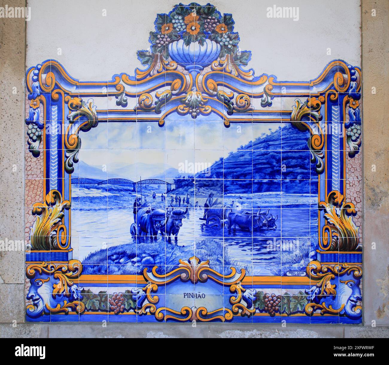 Pinhao, Douro, Portugal. Carreaux muraux en céramique Azulejo vintage typiques dans la gare de Pinhão représentant la région du Douro. Banque D'Images