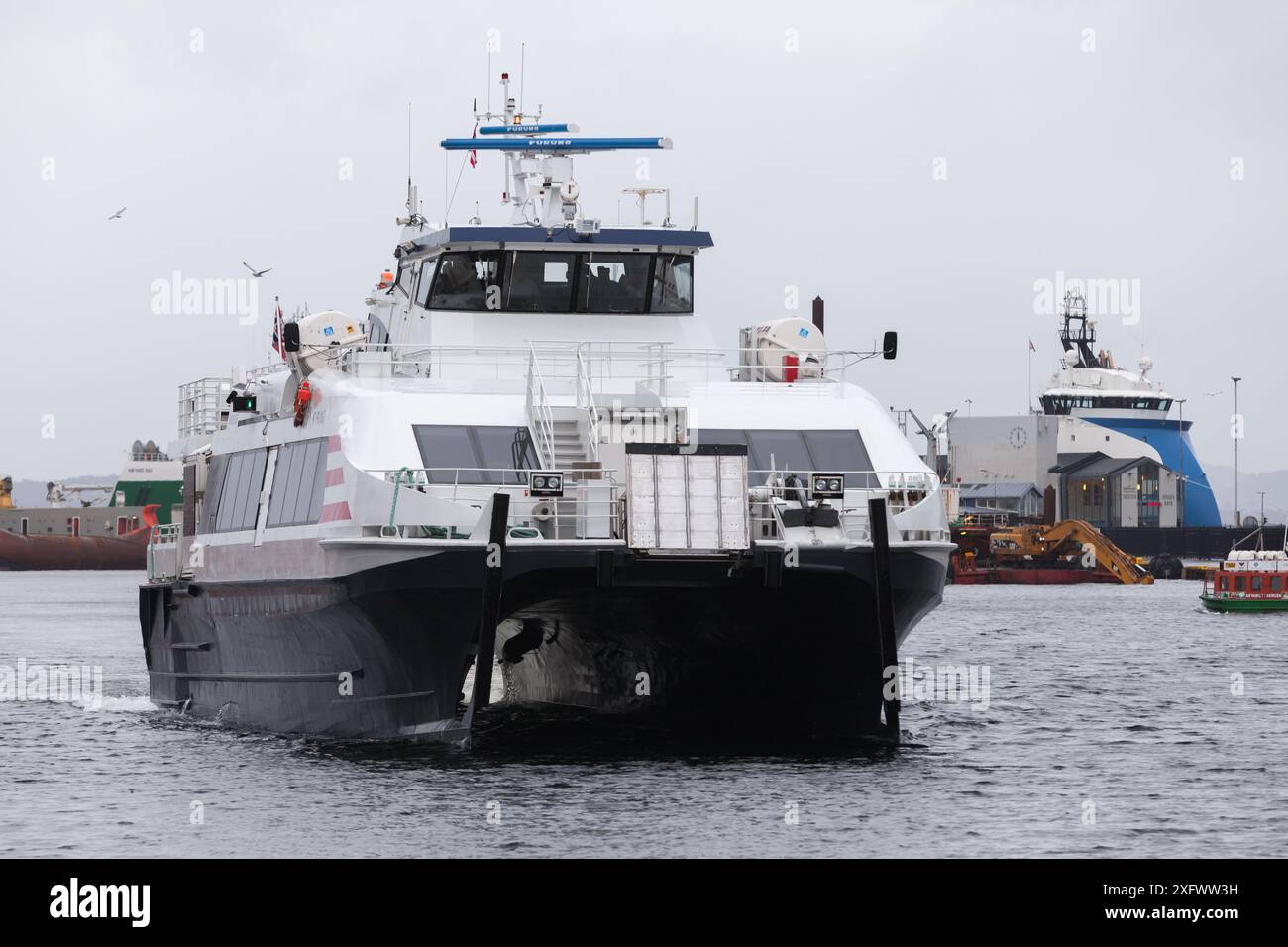 Bergen, Norvège - 17 décembre 2017 : Tyrving passager ferry rapide entre dans le port de Bergen par un jour nuageux Banque D'Images