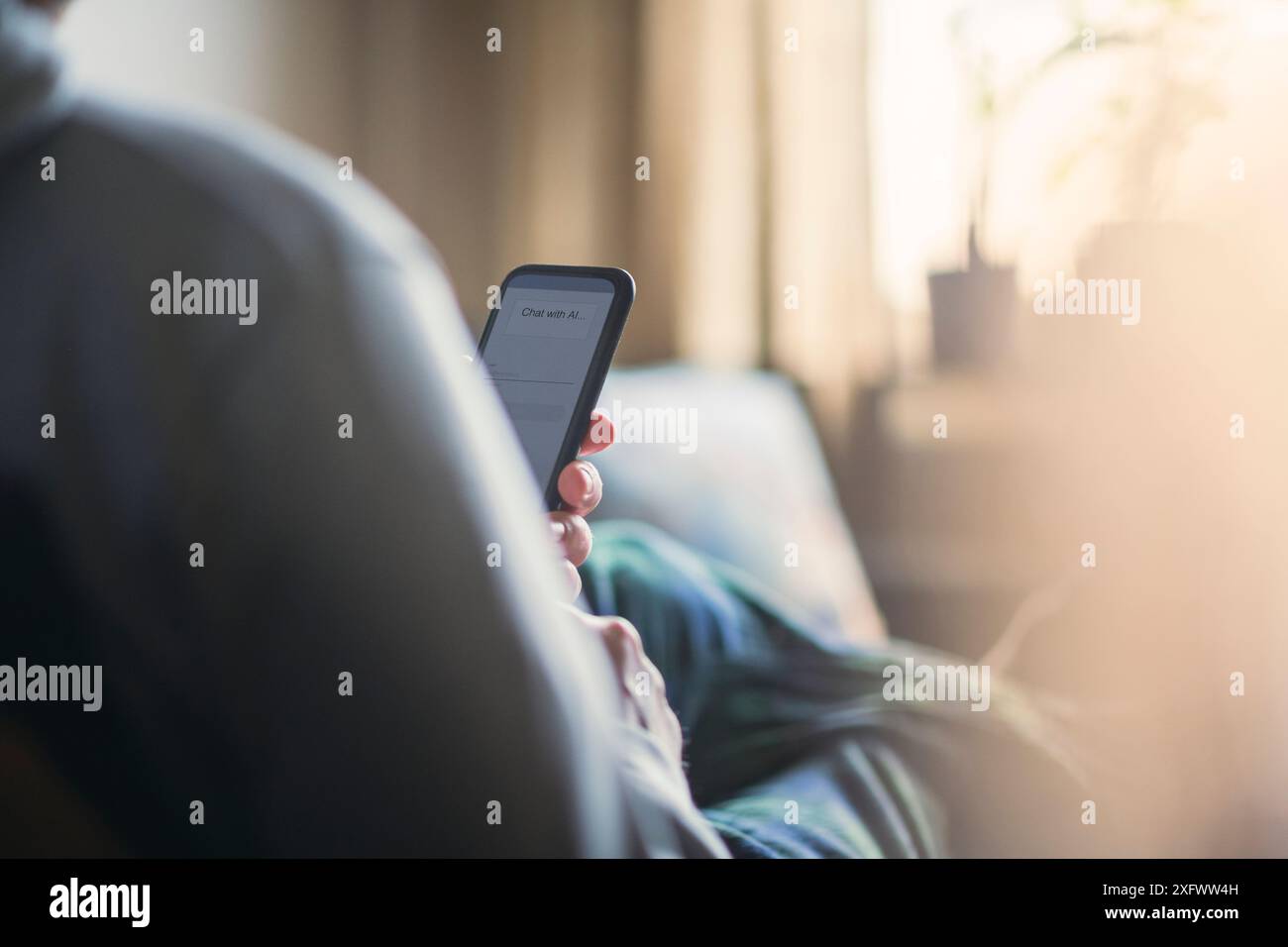 Homme prenant l'aide de l'IA par téléphone intelligent à la maison Banque D'Images