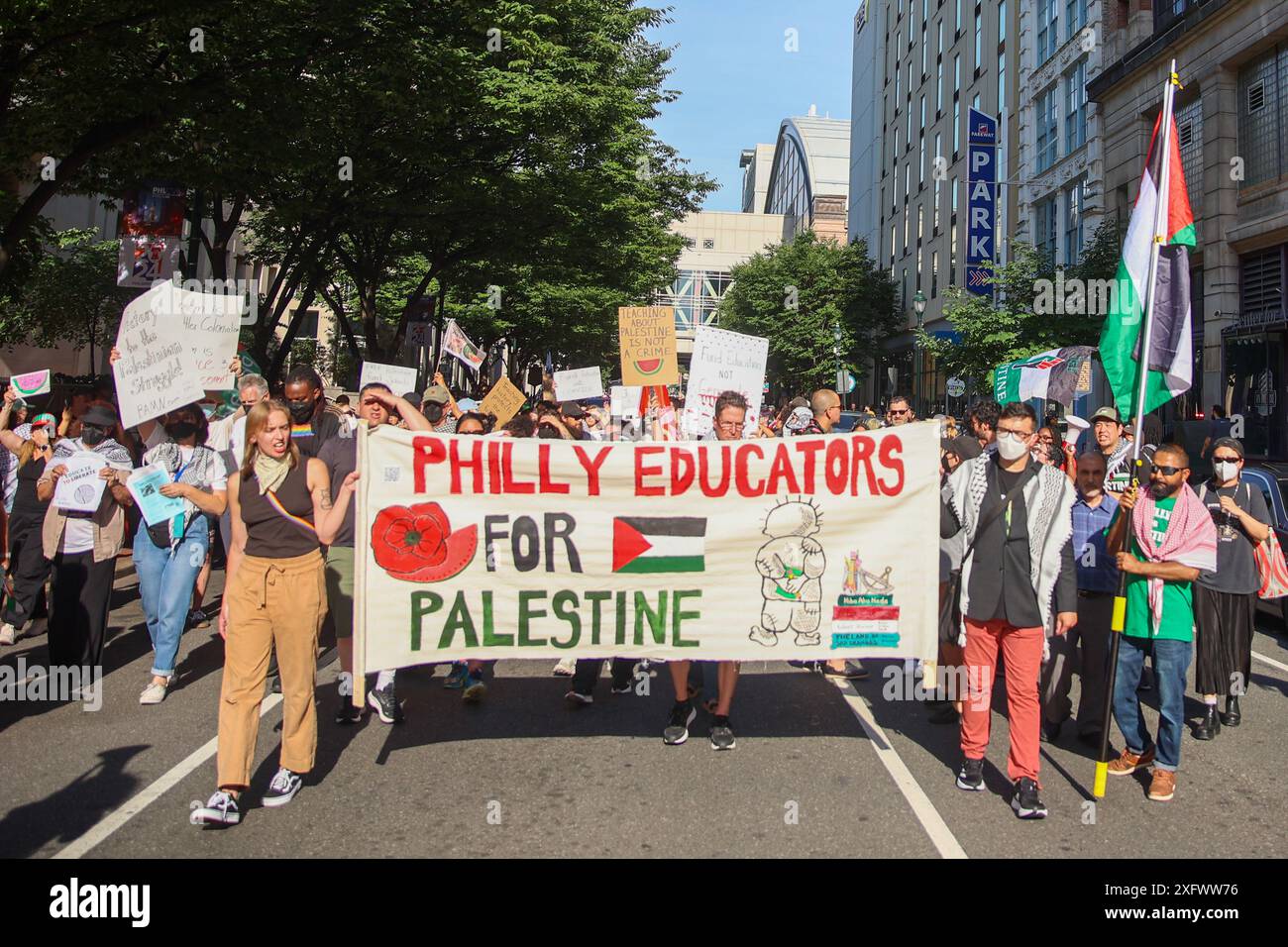 3 juillet 2024, Philadelphie, Pennsylvanie, États-Unis. La National Education Association (NEA), le plus grand syndicat des États-Unis, a introduit de nouvelles affaires pour que ses délégués votent sur lesquelles figurent des sujets anti-Israël et antisémites : boycotter le désinvestissement et les sanctions (BDS) contre Israël, pour changer la définition de l’antisémitisme, une affirmation que l’antisémitisme n’est pas la même chose que l’antisionisme et pour ajouter l’éducation à la Nakba aux programmes scolaires. Les délégués de L'AEN représentent : les enseignants et le personnel de soutien des écoles publiques, les professeurs et le personnel des collèges et universités, les éducateurs retraités et les étudiants des collèges Banque D'Images