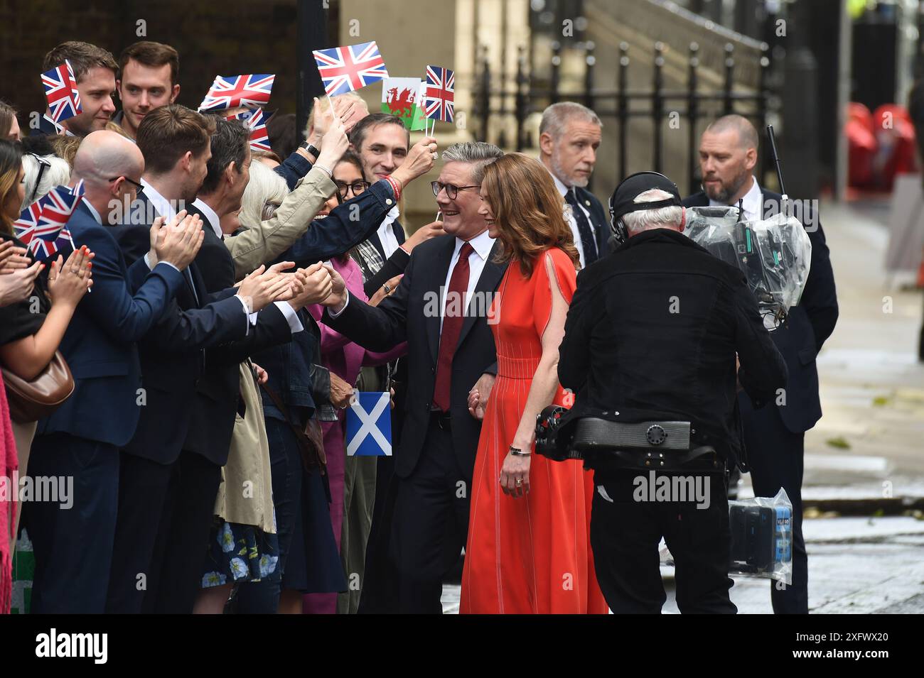 Londres, Royaume-Uni. 05 juillet 2024. Downing Street Londres 5 juillet 2024. Le chef du Parti travailliste Sir Keir Starmer avec son épouse Lady Victoria Starmer arrive à Downing Street pour prendre les clés du No10 après une audience avec le roi Charles Ill alors qu'il devient premier ministre du Royaume-Uni après avoir remporté les élections générales d'hier et pris le contrôle après 14 ans règle conservatrice. Crédit : MARTIN DALTON/Alamy Live News Banque D'Images