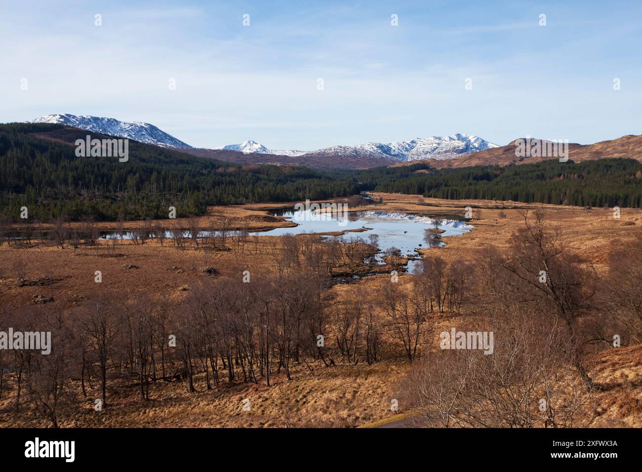 River Garry avec des montagnes enneigées au-delà de Glen Garry, Lochaber, Highland Region, Écosse, Royaume-Uni. Mars. Banque D'Images River Garry avec des montagnes enneigées au-delà de Glen Garry, Lochaber, Highland Region, Écosse, Royaume-Uni. Mars. Banque D'Images